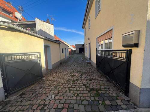 Hausansicht mit Hof - 6 Zimmer Einfamilienhaus zum Kaufen in Duchroth