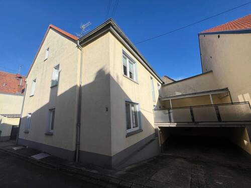Hausansicht mit Carport und Terrasse - 6 Zimmer Einfamilienhaus in Duchroth