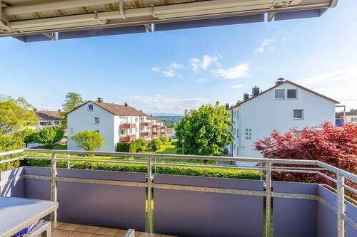 Balkon & Aussicht - Sanierte 3-Zimmer-Wohnung in Randlage am Siegenberg mit hohem Rücklagenanteil