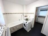 Badezimmer (nur Wanne mit Durchgang zu Dusche und WC) - 