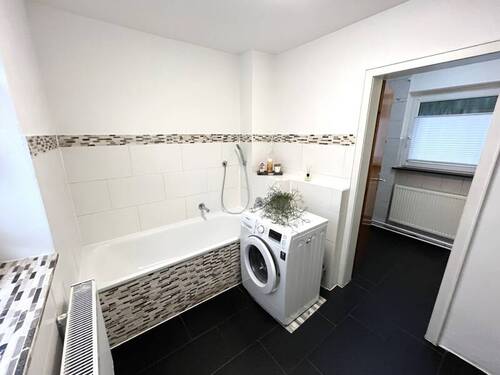 Badezimmer (nur Wanne mit Durchgang zu Dusche und WC) - 