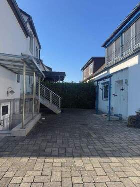 Eingänge DH und 1-FH - 2 Häuser auf einem Grundstück. Selbst ein Haus bewohnen und durch Vermietung noch ein zweites Einkommen erzielen.