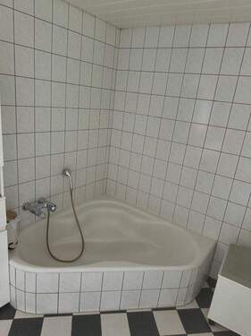 Bad mit Badewanne im 1-Familienhaus.jpg - 