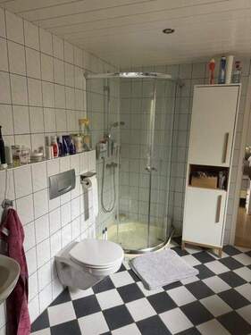Bad mit Dusche im 1-Familienhaus.jpg - 