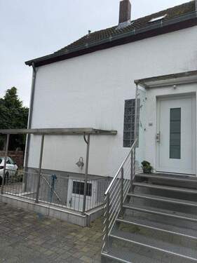 Eingang Doppelhaushälfte mit Kellereingang - 1 Zimmer Mehrfamilienhaus, Wohnhaus in Braunschweig