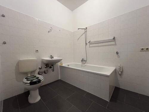 Badezimmer - 2 Zimmer Etagenwohnung zur Miete in Chemnitz