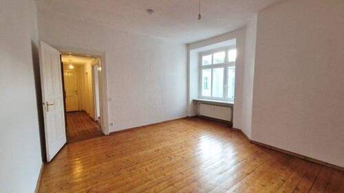 Helles Wohnzimmer - 1 Zimmer Etagenwohnung zum Kaufen in Berlin