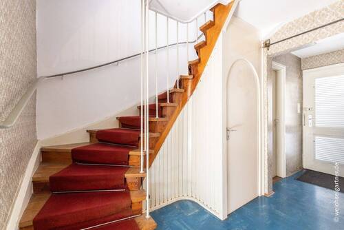 Eingangsbereich mit Holztreppe - 