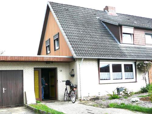 Doppelhaushälfte FREI ! - 25355 Barmstedt Doppelhaushälfte FREI ab Mai 2026 , ruhige Lage mit großzügiger hinterer begrünter Gartenfläche !