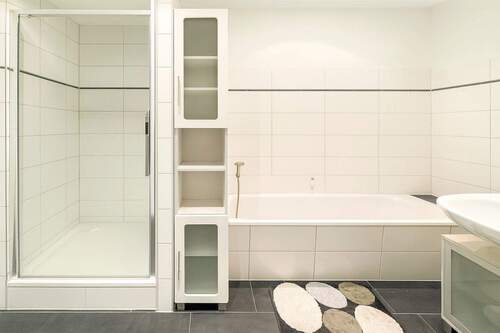 Bad mit Wanne und Dusche - 4 Zimmer Etagenwohnung in Leipzig