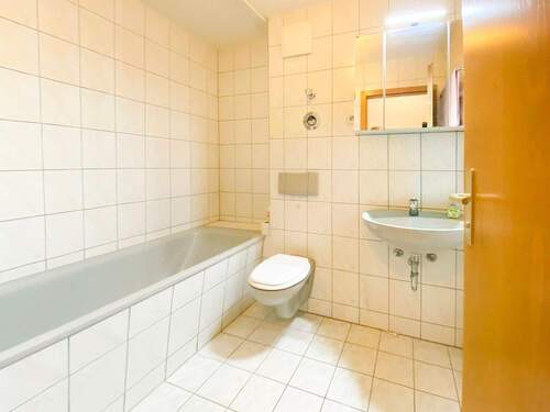 Bad mit Wanne - 2 Zimmer Etagenwohnung zum Kaufen in Leipzig