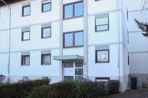 Haus front - 3-Zimmer-Wohnung mit großem Balkon in Karlsruhe-Wolfartsweier