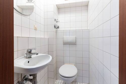 Gäste WC - 3 Zimmer Etagenwohnung zum Kaufen in München