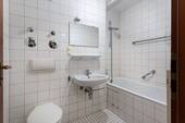 Bad mit Badewanne - 3 Zimmer Etagenwohnung in München