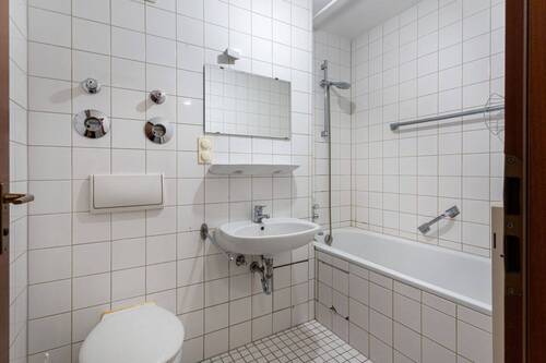 Bad mit Badewanne - 3 Zimmer Etagenwohnung in München