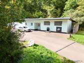 Sanitärgebäude und Garage - 