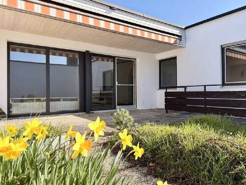 Hausansicht - Bungalow-Reihenhaus mit Terrasse und geschütztem Gartenbereich in Stephanskirchen