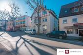 Ansicht Süd Ost Bild 1 - Sanierungsbedürftiges 3 Familienhaus mit 12 Garagen und 891m² Grundstück in City-Lage von Waiblingen