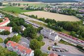 Luftbild - Straßenseite - 1 Zimmer Mehrfamilienhaus, Wohnhaus zum Kaufen in Königslutter