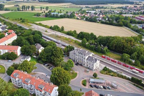 Luftbild - Straßenseite - 1 Zimmer Mehrfamilienhaus, Wohnhaus zum Kaufen in Königslutter