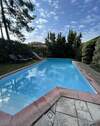 Pool mit Terrasse und Liegewiese - 