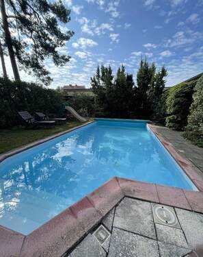 Pool mit Terrasse und Liegewiese - 