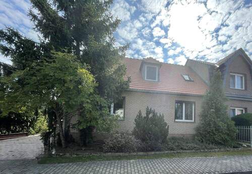 Hausansicht-vorn - Charmante Doppelhaushälfte mit großzügigem Grundstück, Pool und vielseitigen Nutzungsmöglichkeiten - in Kolkwitz OT Glinzig zu verkaufen!