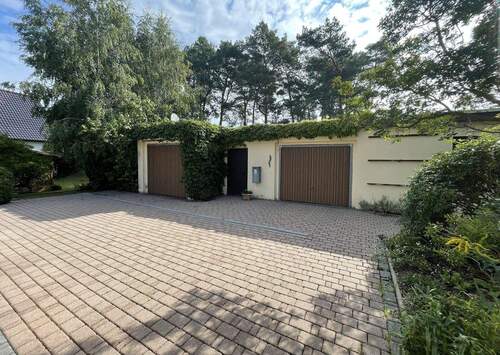 Nebengelass mit Garagen und Abstellmöglichkeiten - 7 Zimmer Doppelhaushälfte in Kolkwitz