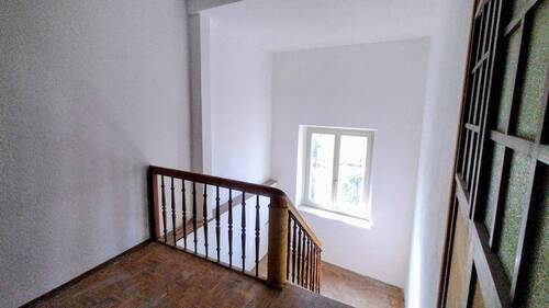 Blick vom Wohnungseingang ind Treppenhaus - 4 Zimmer Etagenwohnung in Münchberg