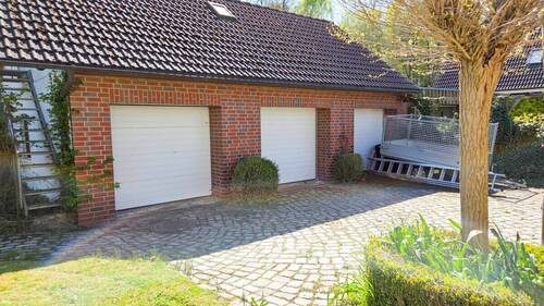 Garagen - Einfamilienhaus mit 219,50 m&sup2; in Bad Oldesloe zum Kaufen