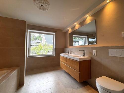 Vollbad mit Fenster im EG - 
