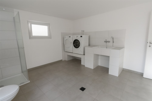 Wasch - und Trockenraum mit Dusche + WC - 