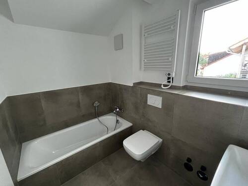 Bad OG Wanne u. Dusche - 