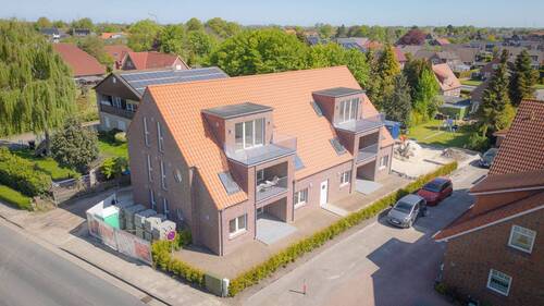 Drohnenfoto Straßenseite Bild II - Eine seltene Gelegenheit! Neubau- Obergeschosswohnung unweit der Nordseeküste.
