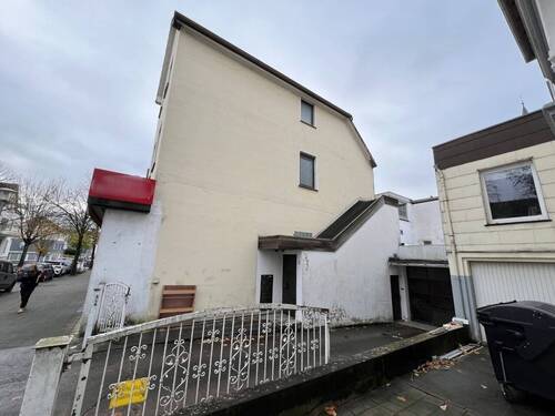Seitenansicht rechts - 8 Zimmer Mehrfamilienhaus, Wohnhaus in Bad Pyrmont