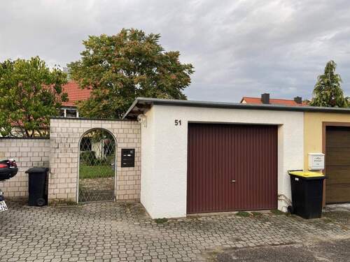 Garage mit Eingangstür - 