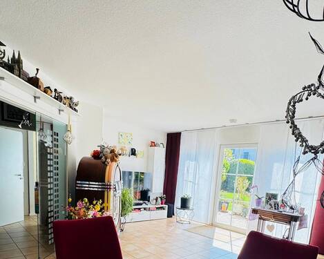 Wohn-Esszimmer mit Ausgang in den Garten und Terrasse - 
