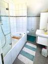 Bad mit Wanne und WC im Obergeschoss - 