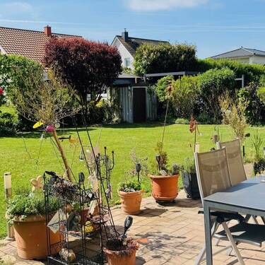 mit kl. Gartenhäuschen. - 