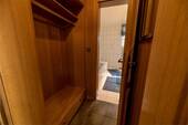 Garderobe und Übergang ins Badezimmer - 