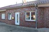 Hausansicht - Möblierte ebenerdige Wohnung mit Terrasse im Neubaugebiet von Ramsloh!