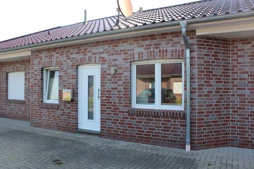 Hausansicht - Möblierte ebenerdige Wohnung mit Terrasse im Neubaugebiet von Ramsloh!