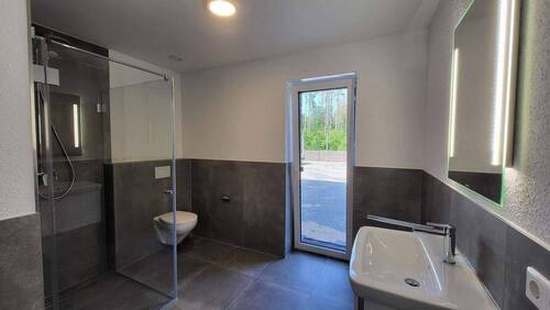 Bad mit bodentiefer Glastür.jpg - 