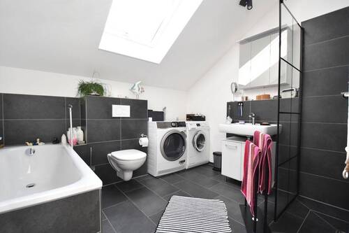 Bad mit Dusche und Wanne - 