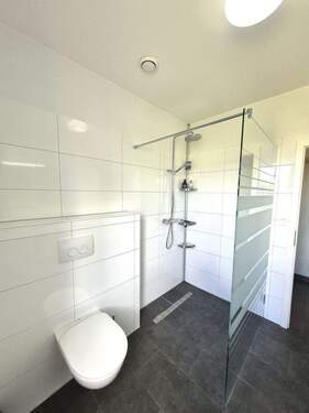 Bad 2 mit bodentiefer Dusche - 