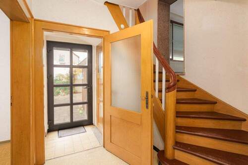 Eingangsbereich - 6 Zimmer Doppelhaushälfte zum Kaufen in Würzburg