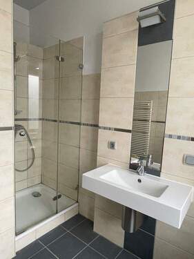 Bad, Waschtisch und Dusche - 