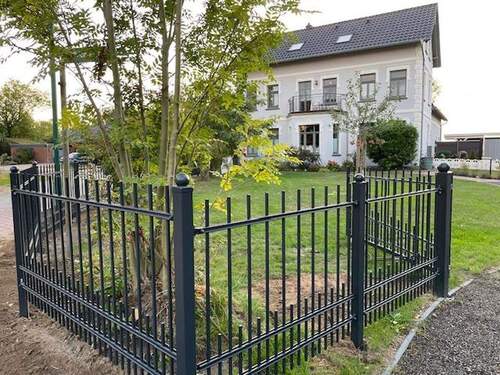 Zufahrt mit Vorgarten - 3 Zimmer Etagenwohnung in Drage