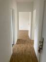 BEISPIELBILD: Flur mit pflegeleichten PVC-Bodenbelag in Holzoptik - 3 Zimmer Etagenwohnung zur Miete in Bad Vilbel
