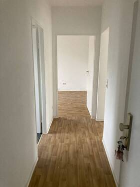 BEISPIELBILD: Flur mit pflegeleichten PVC-Bodenbelag in Holzoptik - 3 Zimmer Etagenwohnung zur Miete in Bad Vilbel